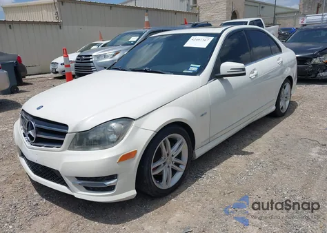 2012 Mercedes-Benz C 250 Luxury/Sport z USA, uszkodzony, nr VIN WDDGF4HB4CR235078